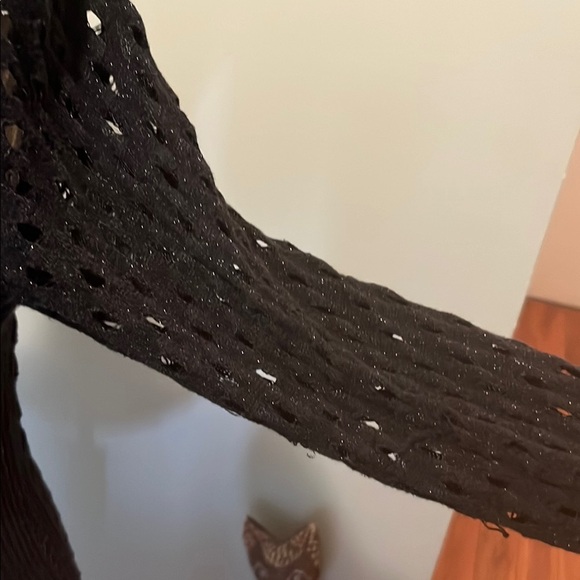 Rock & Republic Black Fitted Cut Out Blouse - Picture 4 of 4